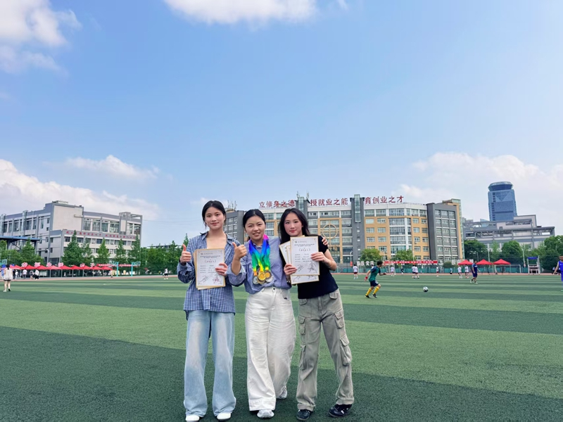 11年，杨琦雅陪学生走过青春路口